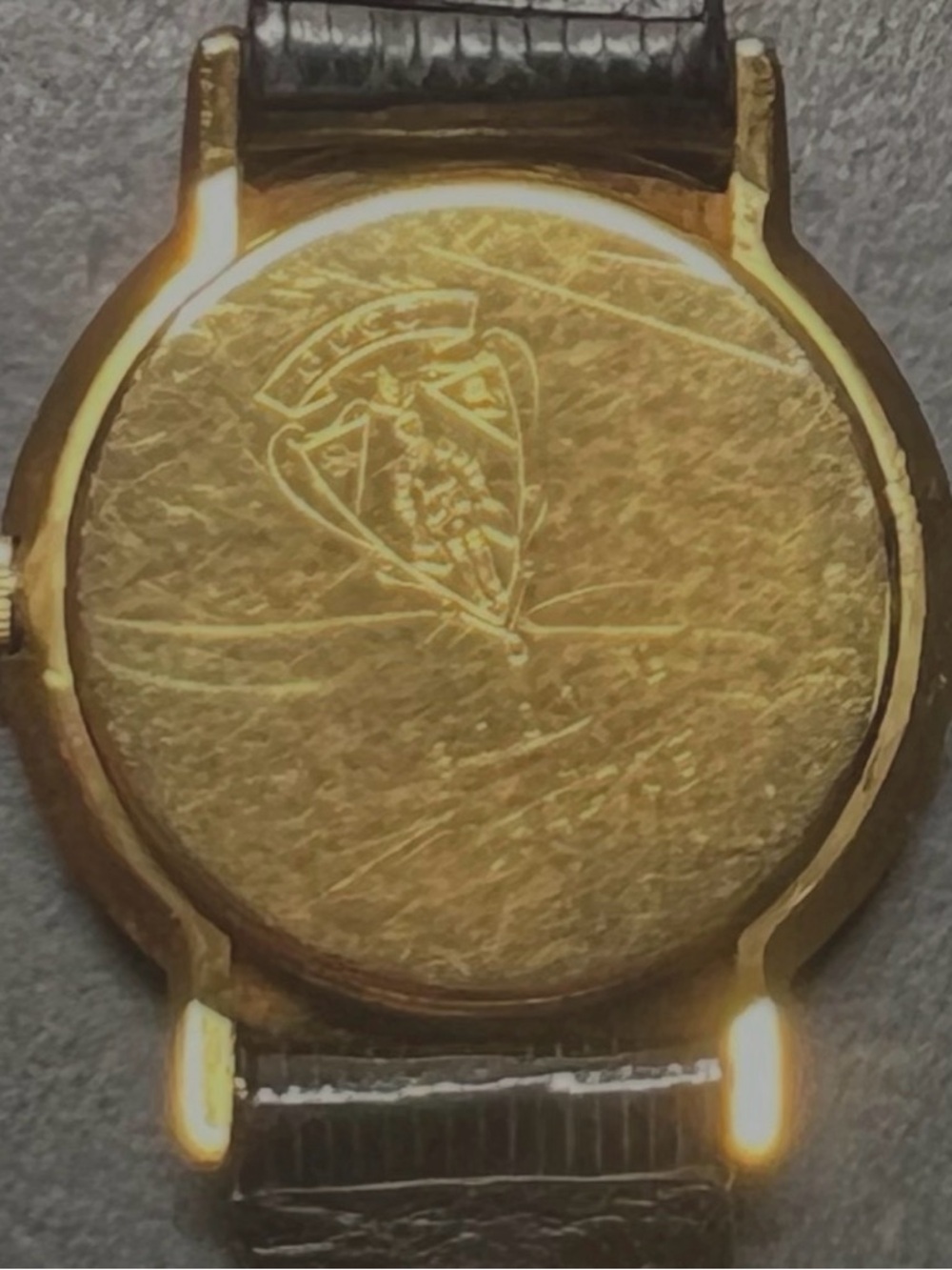 Vintage Gold Gucci 3001M Wristwatch Featuring Engraved Roman Numeral Bezel - Picture 11 of 12